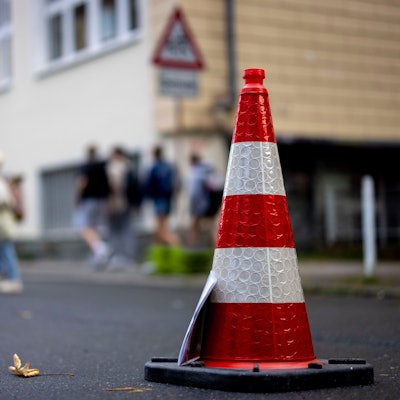 Pylonen stehen auf der Straße an der Bardelebenschule, ab 7.45 Uhr ist das Befahren der Straße für 45 Minuten untersagt, die Schüler kommen zu Fuß über den Gehweg. (zu dpa: «NRW-Kommunen können Straßen vor Schulen zeitweise sperren») Foto: Christoph Reichwein/dpa +++ dpa-Bildfunk +++