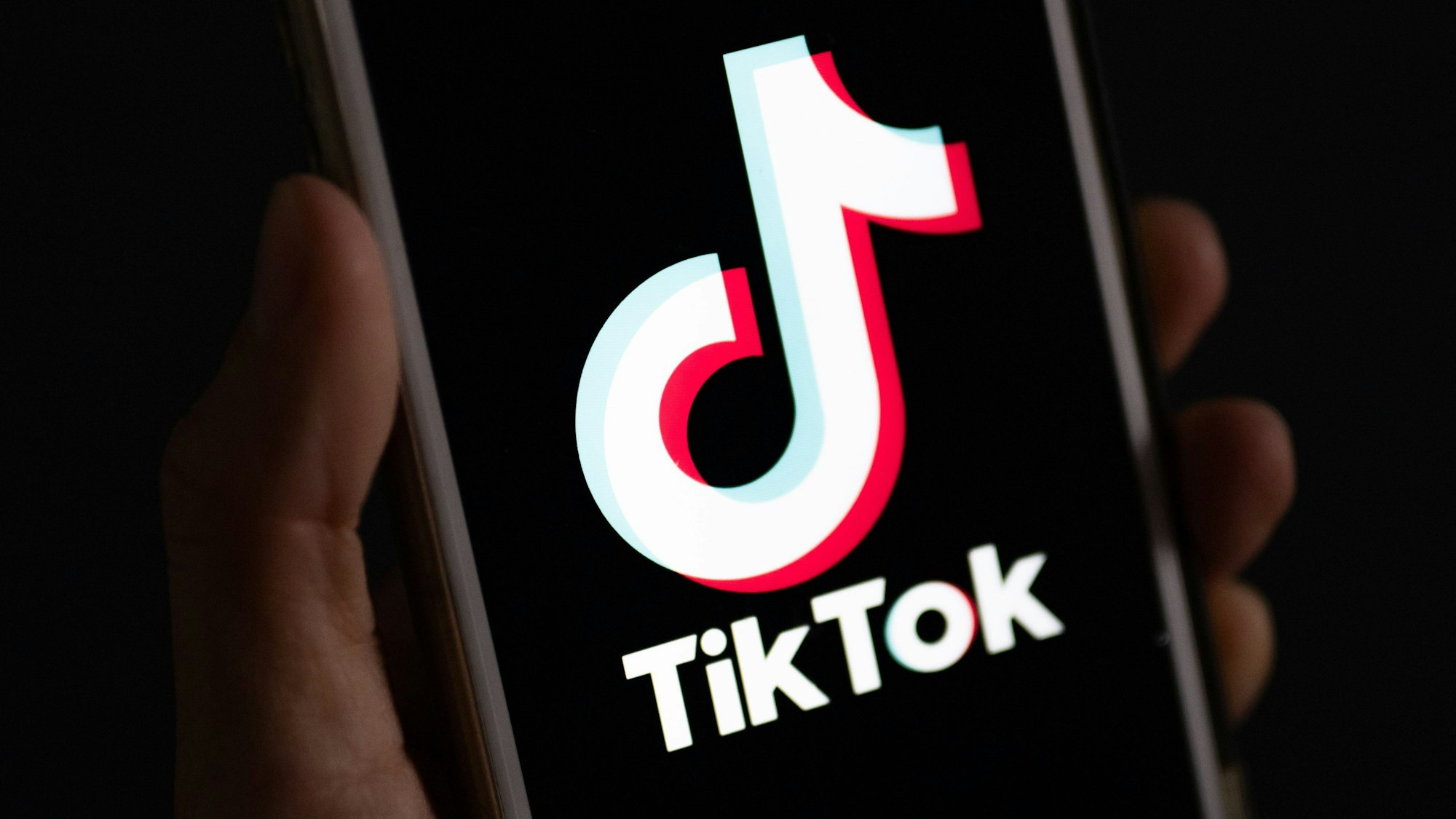 Eine Person hält ein Smartphone, auf dem das TikTok-Logo zu sehen ist. Die EU hat ein Verfahren gegen das soziale Netzwerk eröffnet. (Symbolbild)