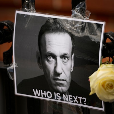 Eine Blume und ein Bild sind in Gedenken an den gestorbenen Kremlgegner Alexej Nawalny in der Nähe der russischen Botschaft in London angebracht.  (Symbolbild)