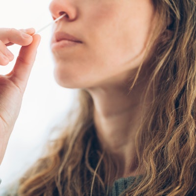 Frau testet sich auf Virusinfektion