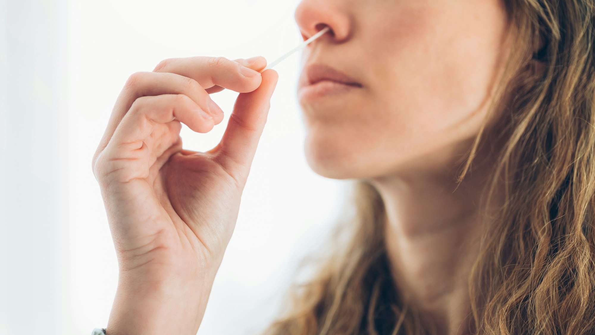 Frau testet sich auf Virusinfektion