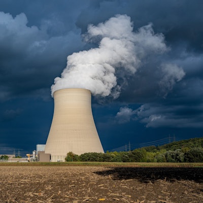 Wasserdampf steigt aus dem Kühlturm des Atomkraftwerks (AKW) Isar 2.