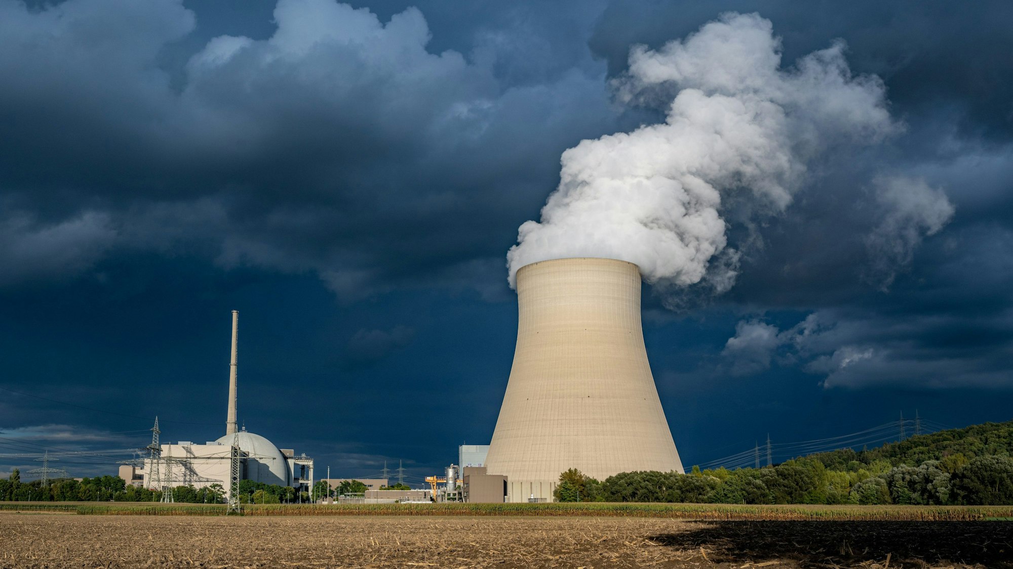Wasserdampf steigt aus dem Kühlturm des Atomkraftwerks (AKW) Isar 2.