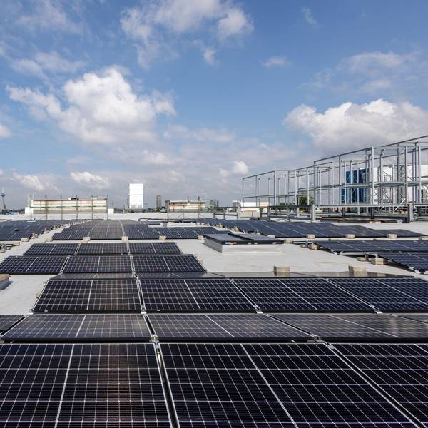 Neubau Confex. Montage der PV-Anlage, Nachhaltigkeit, Sustainability, CSR, Photovoltaik,Confex, Confexdach