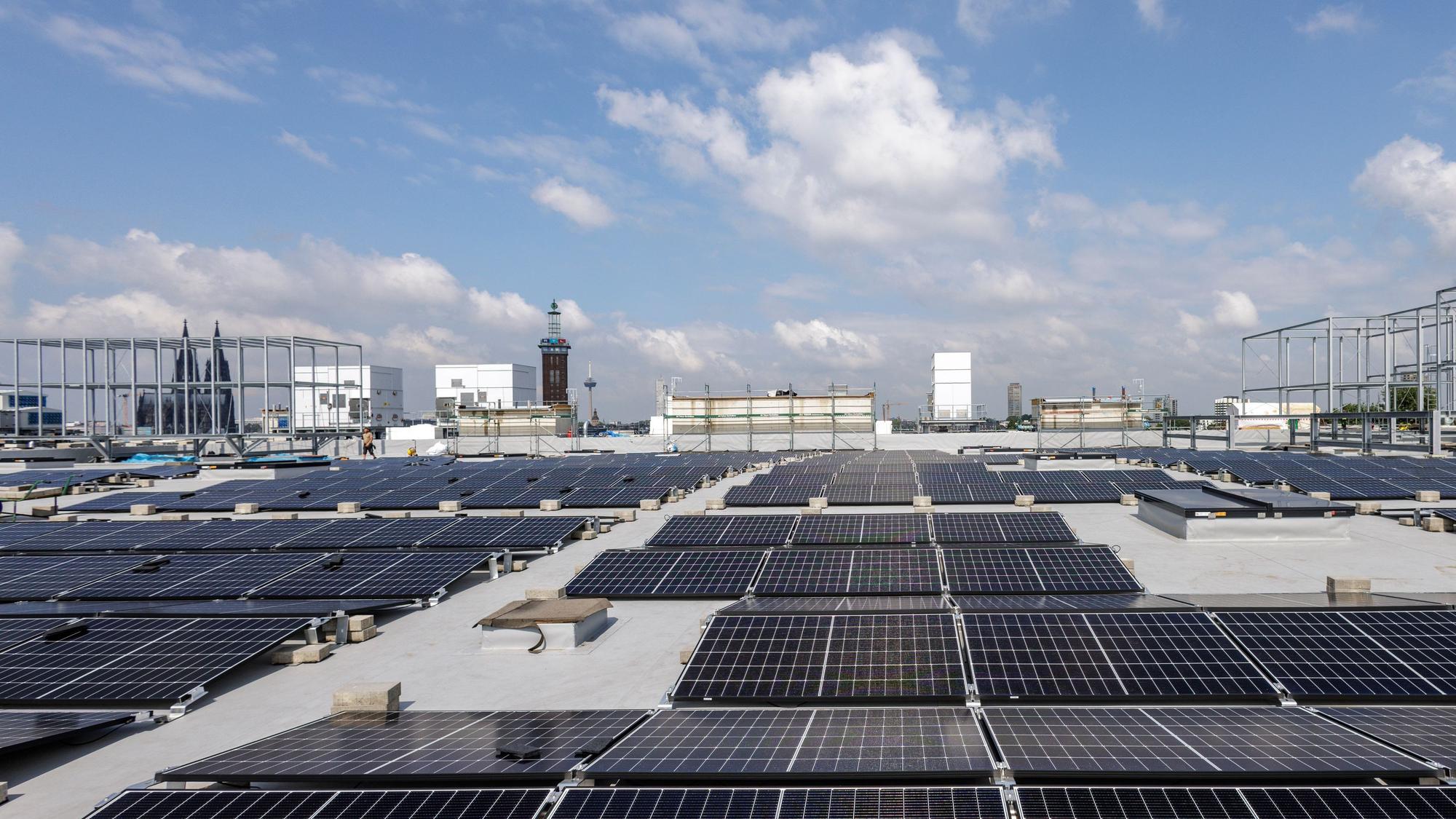 Neubau Confex. Montage der PV-Anlage, Nachhaltigkeit, Sustainability, CSR, Photovoltaik,Confex, Confexdach