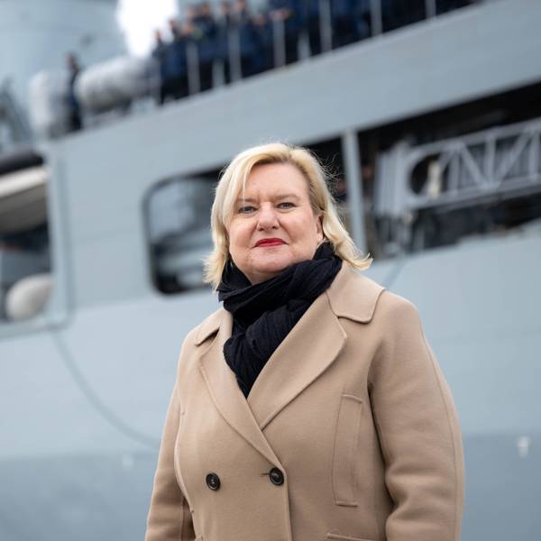 Eva Högl (SPD), Wehrbeauftragte des Deutschen Bundestags, steht vor der Fregatte „Hessen“. Das Schiff der Bundeswehr brach von Wilhelmshaven aus in See, um sich im Roten Meer am Schutz von Handelsschiffen gegen Angriffe der vom Iran unterstützten Huthi-Miliz zu beteiligen.
