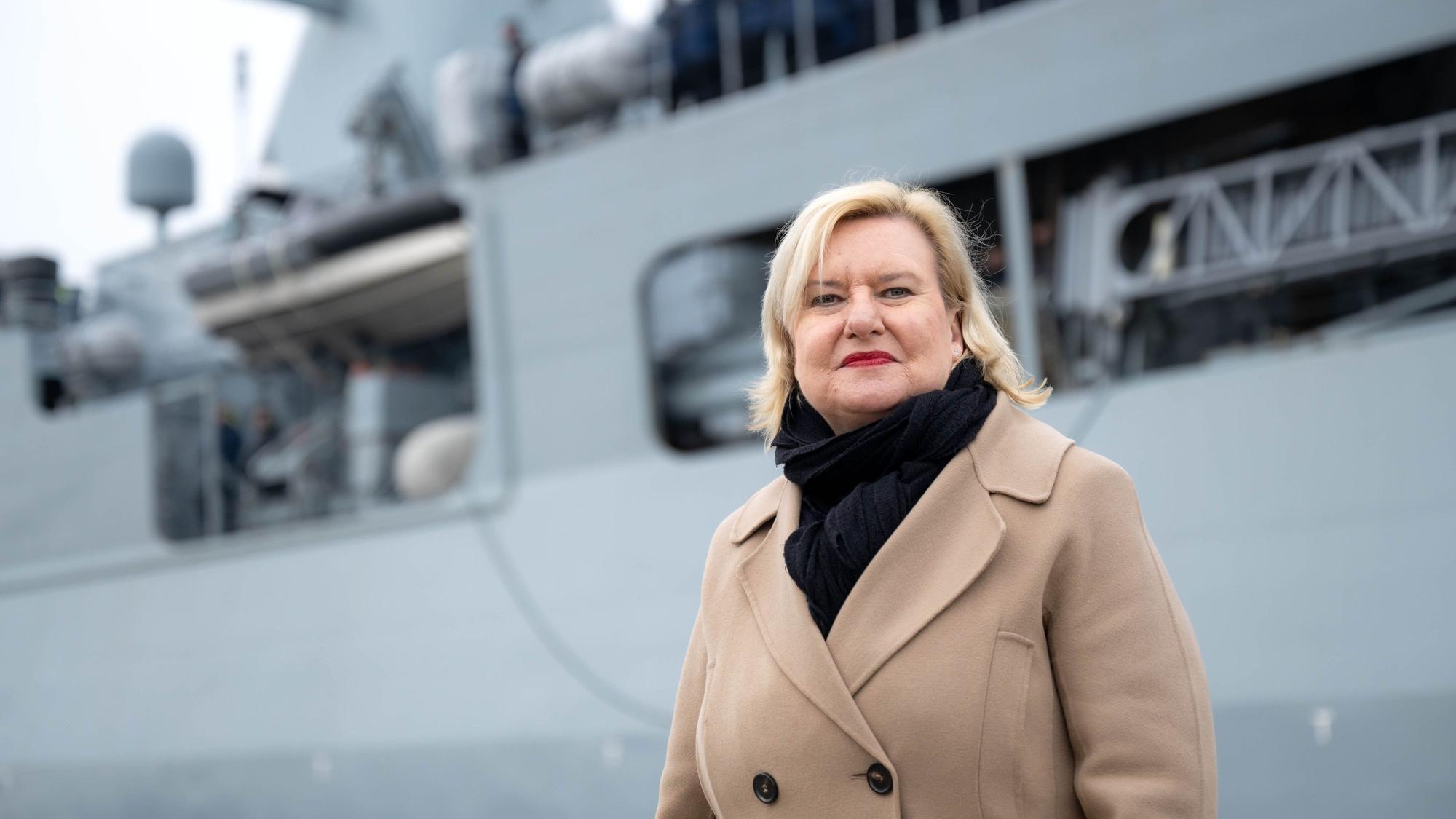 Eva Högl (SPD), Wehrbeauftragte des Deutschen Bundestags, steht vor der Fregatte „Hessen“. Das Schiff der Bundeswehr brach von Wilhelmshaven aus in See, um sich im Roten Meer am Schutz von Handelsschiffen gegen Angriffe der vom Iran unterstützten Huthi-Miliz zu beteiligen.