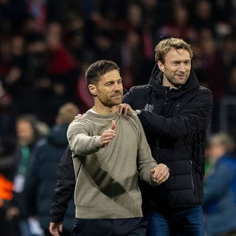 Bayer-Sportgeschäftsführer Simon Rolfes und Trainer Xabi Alonso.
