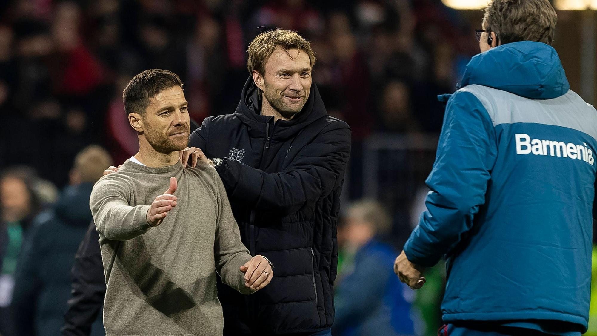 Simon Rolfes und Xabi Alonso (l.)
