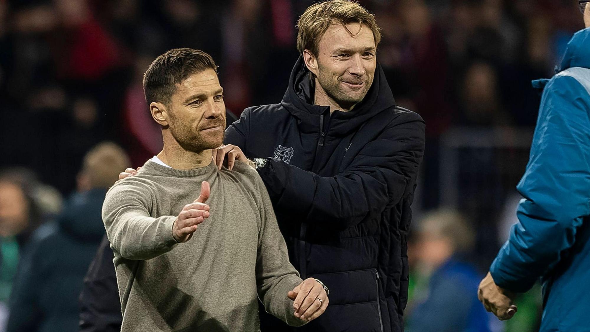 Bayer-Sportgeschäftsführer Simon Rolfes und Trainer Xabi Alonso.