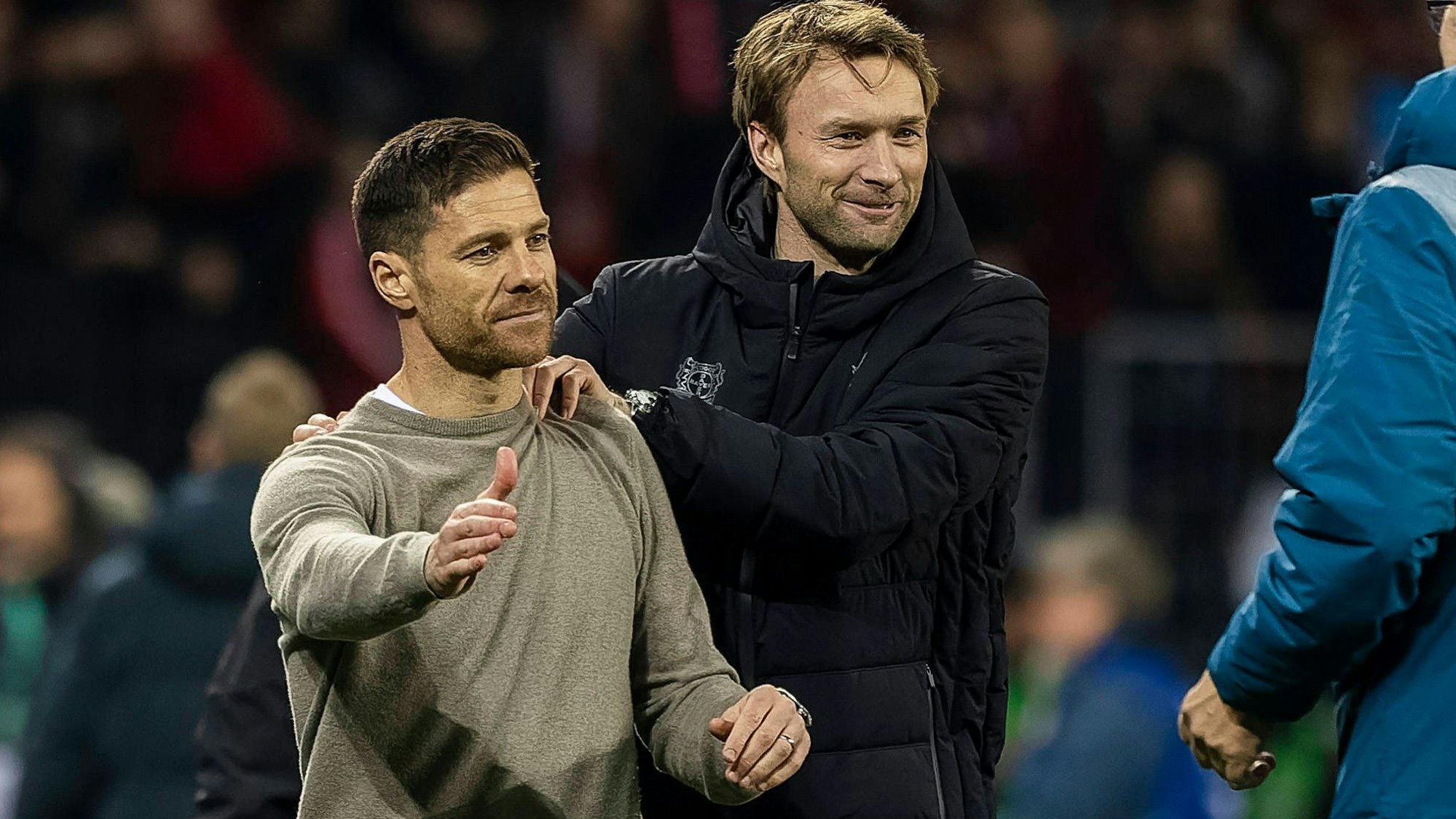 Bayer-Sportgeschäftsführer Simon Rolfes und Trainer Xabi Alonso.