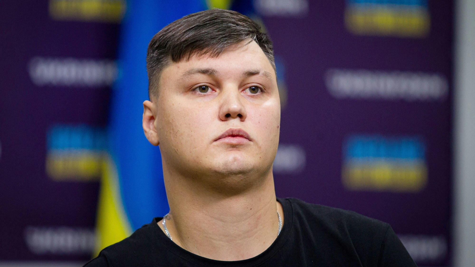 Maxim Kuzminow bei einer Pressekonferenz in der Ukraine. Der übergelaufene russische Pilot soll in Spanien getötet worden sein. (Archivbild)