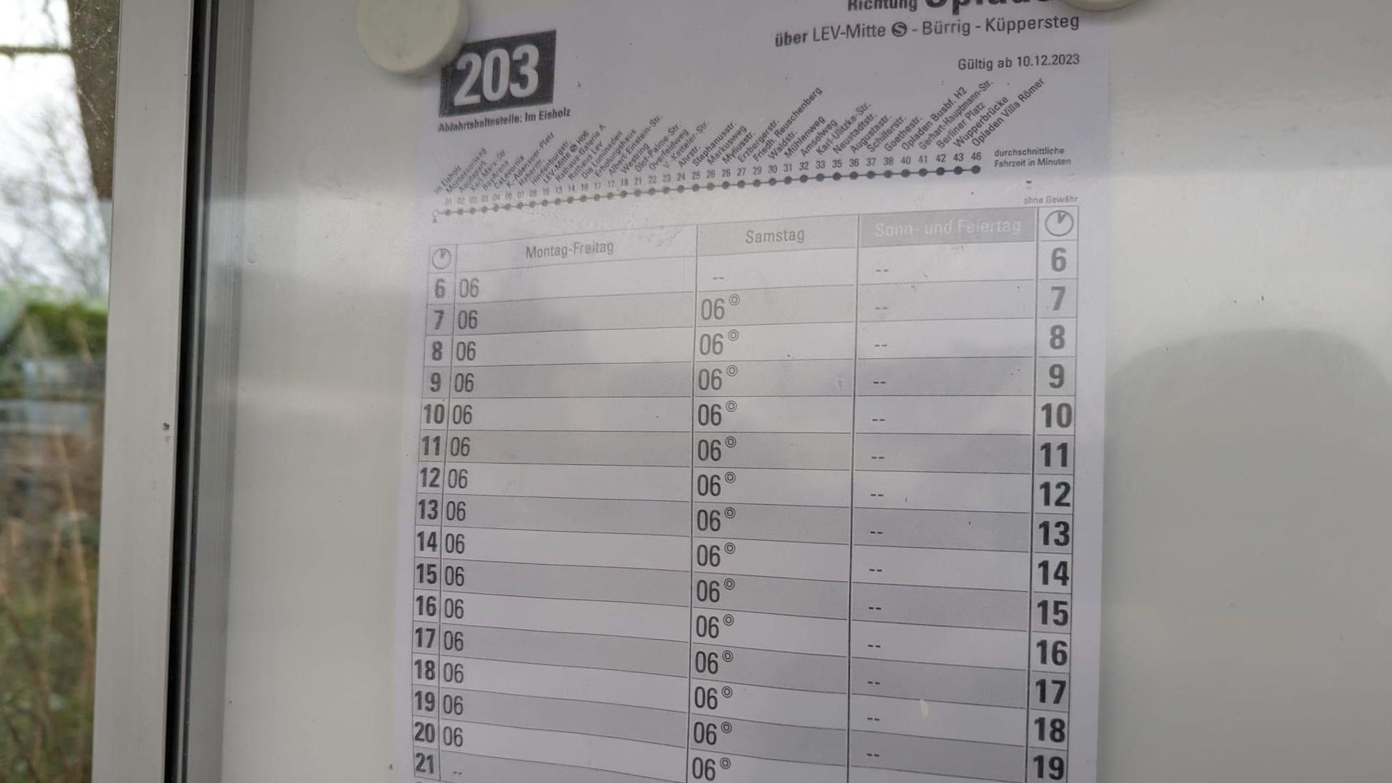 Busfahrplan der Wupsi an der Bushaltestelle Im Eisholz in Leverkusen.
