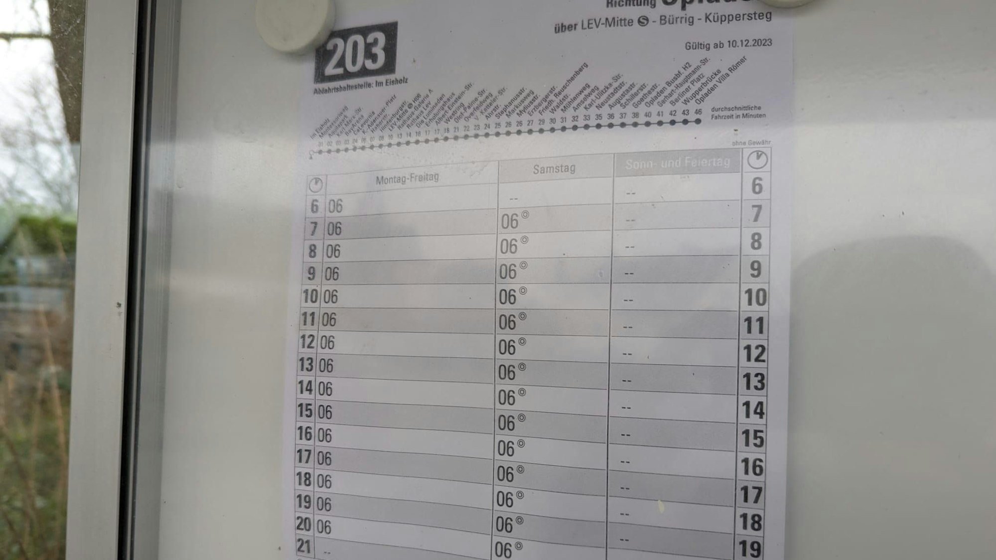 Busfahrplan der Wupsi an der Bushaltestelle Im Eisholz in Leverkusen.