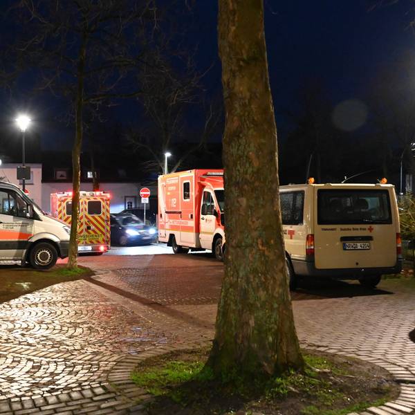 In Kerpen ist eine Weltkriegsbombe gefunden worden. Einsatzfahrzeuge stehen an der Jahnhalle.