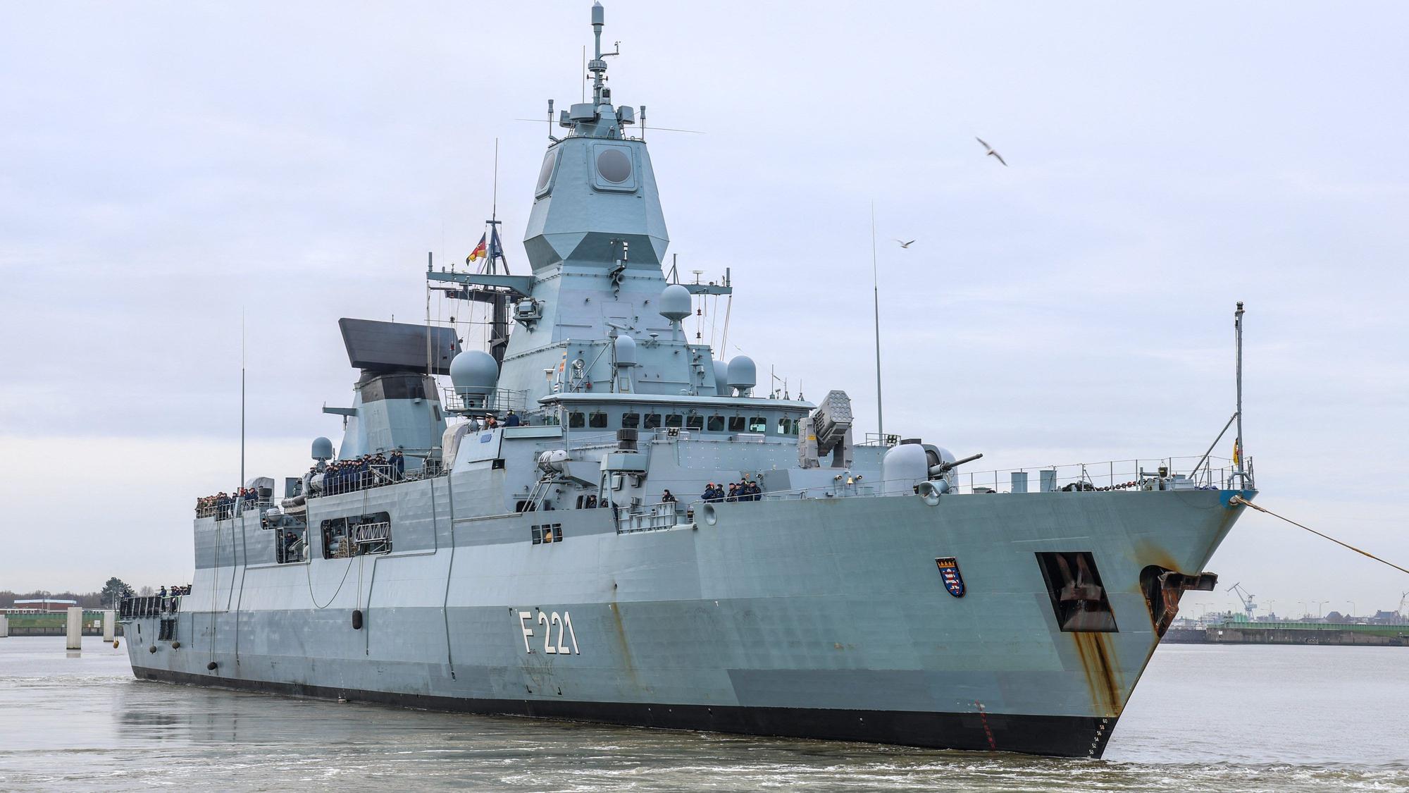 Die Fregatte F 221 Hessen der deutschen Marine verlässt den Heimathafen Wilhelmshaven in Richtung Mittelmeer.
