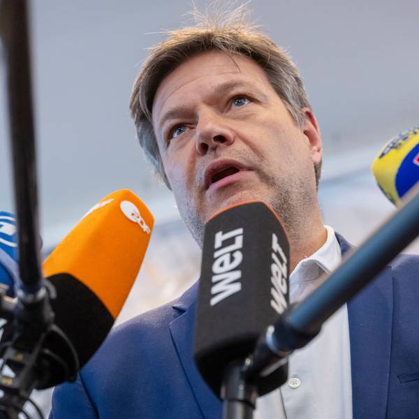Robert Habeck (Bündnis90/DieGrünen) Bundeswirtschaftsminister, spricht mit Journalisten, während er zum Abschluss seiner Länder-Tour den Kernfusionsreaktor Garching besucht.
