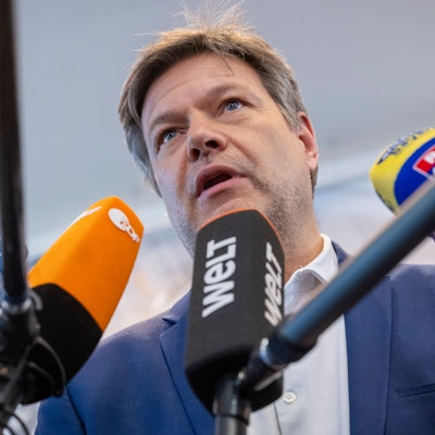 Robert Habeck (Bündnis90/DieGrünen) Bundeswirtschaftsminister, spricht mit Journalisten, während er zum Abschluss seiner Länder-Tour den Kernfusionsreaktor Garching besucht.