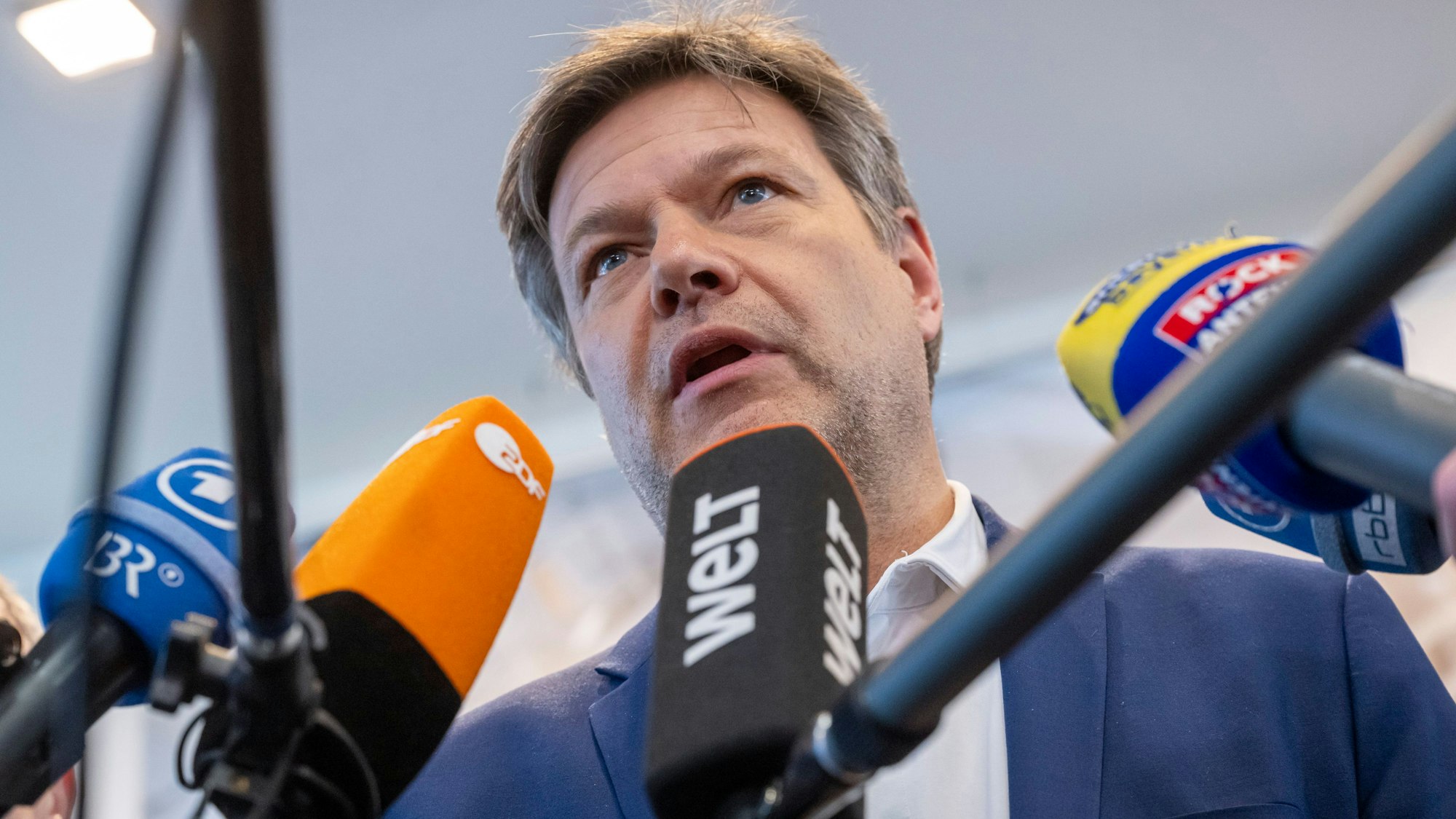 Robert Habeck (Bündnis90/DieGrünen) Bundeswirtschaftsminister, spricht mit Journalisten, während er zum Abschluss seiner Länder-Tour den Kernfusionsreaktor Garching besucht.