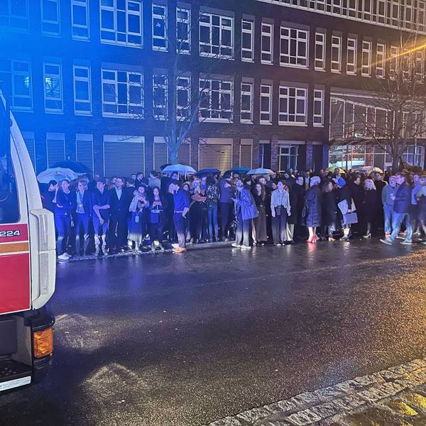 Berlin: Gäste des NRW-Empfangs im Rahmen der diesjährigen Berlinale stehen hinter einem Feuerwehrwagen auf der Straße und einem Gehweg. Ein Feueralarm hatte die Partygäste am Sonntagabend vor das Gebäude der Landesvertretung in Berlin getrieben. Die 74. Internationalen Filmfestspiele Berlin finden vom 15. bis 25.02.2024 statt.
