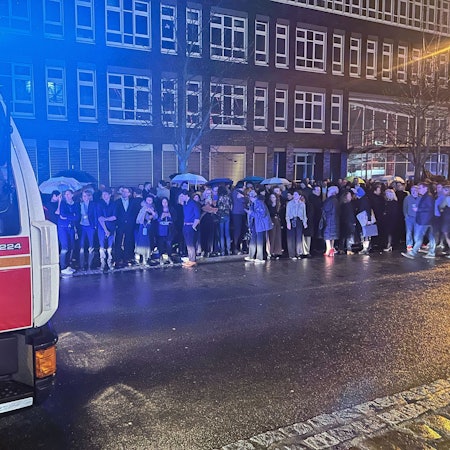 Berlin: Gäste des NRW-Empfangs im Rahmen der diesjährigen Berlinale stehen hinter einem Feuerwehrwagen auf der Straße und einem Gehweg. Ein Feueralarm hatte die Partygäste am Sonntagabend vor das Gebäude der Landesvertretung in Berlin getrieben. Die 74. Internationalen Filmfestspiele Berlin finden vom 15. bis 25.02.2024 statt.