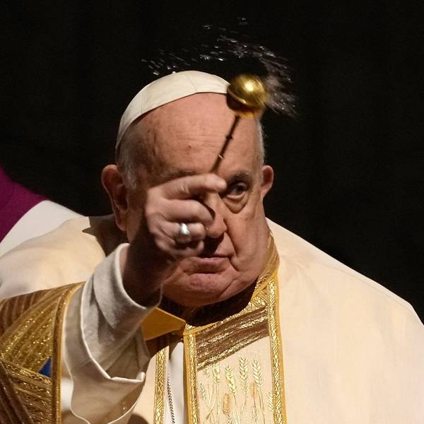 Papst Franziskus besprengt Gläubige bei einer Messe im Petersdom mit Weihwasser.