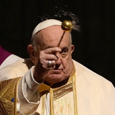 Papst Franziskus besprengt Gläubige bei einer Messe im Petersdom mit Weihwasser.