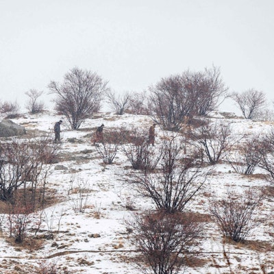 Schnee liegt auf einem Berg in der Nähe von Kabul, Afghanistan.