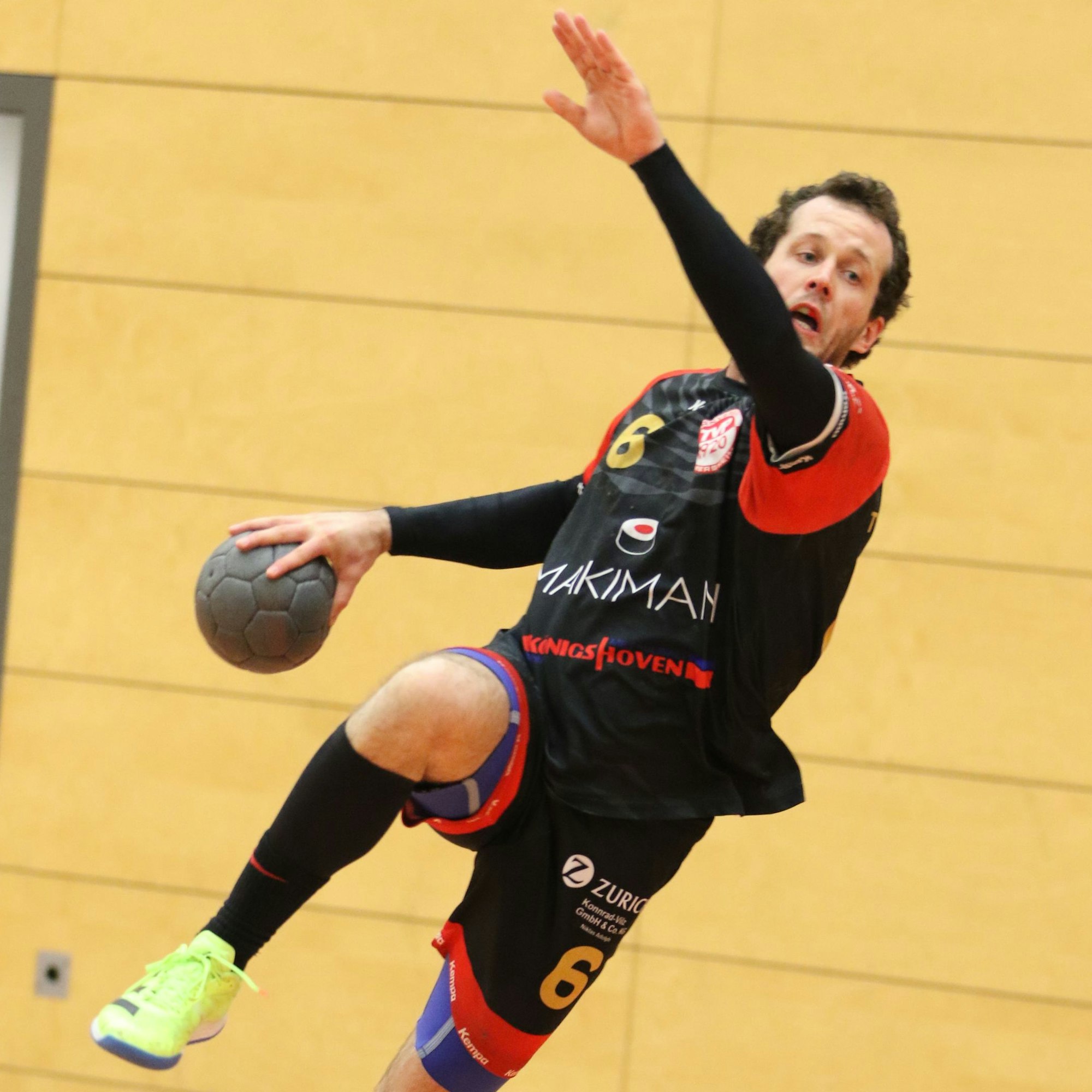 Felix Fiedler setzt zum Wurf an und zeigt Körperspannung.