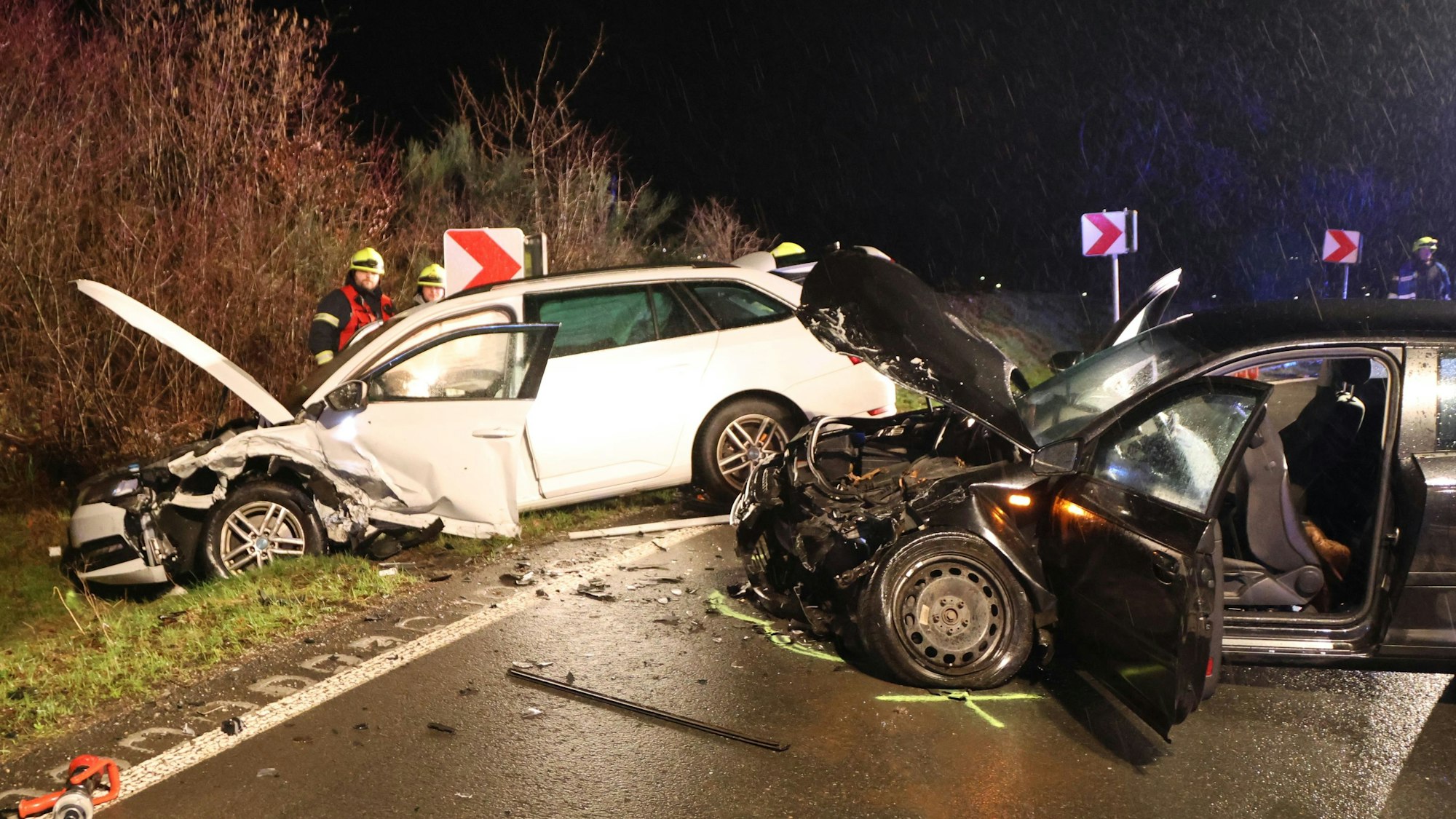 Zwei Unfallautos nach einem Frontalzusammenstoß.