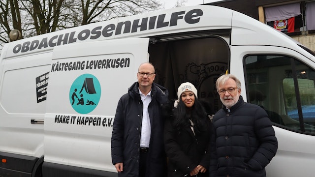 Kältegang Leverkusen / neuer Bus / von links: Markus Grawe (Vorsitzender des Stiftungsvorstandes der Bürgerstiftung Leverkusen) Deniz Palabiyikli (2. Vorsitzende Make it Happen e.V. und Projektleiterin Kältegang) Gernot Paeschke (Geschäftsführer der Paeschke GmbH und Vorstandsmitglied der Bürgerstiftung Leverkusen).