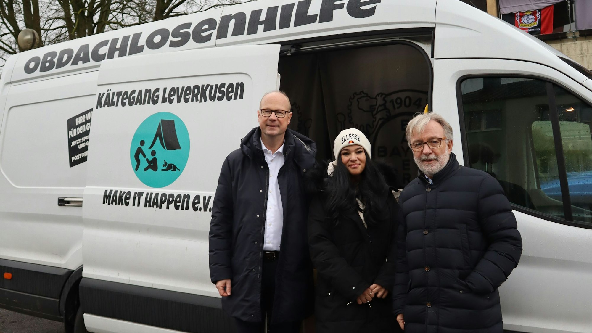 Kältegang Leverkusen / neuer Bus / von links: Markus Grawe (Vorsitzender des Stiftungsvorstandes der Bürgerstiftung Leverkusen) Deniz Palabiyikli (2. Vorsitzende Make it Happen e.V. und Projektleiterin Kältegang) Gernot Paeschke (Geschäftsführer der Paeschke GmbH und Vorstandsmitglied der Bürgerstiftung Leverkusen).