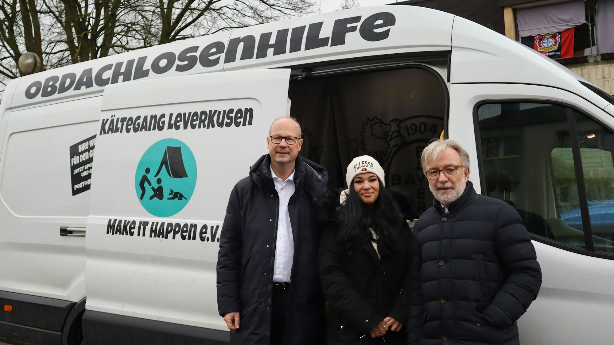 Kältegang Leverkusen / neuer Bus / von links: Markus Grawe (Vorsitzender des Stiftungsvorstandes der Bürgerstiftung Leverkusen) Deniz Palabiyikli (2. Vorsitzende Make it Happen e.V. und Projektleiterin Kältegang) Gernot Paeschke (Geschäftsführer der Paeschke GmbH und Vorstandsmitglied der Bürgerstiftung Leverkusen).