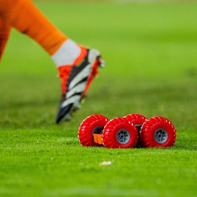 Ferngelenkte Autos fahren auf dem Spielfeld neben Tennisbällen - eine kreative Weise des Protestes