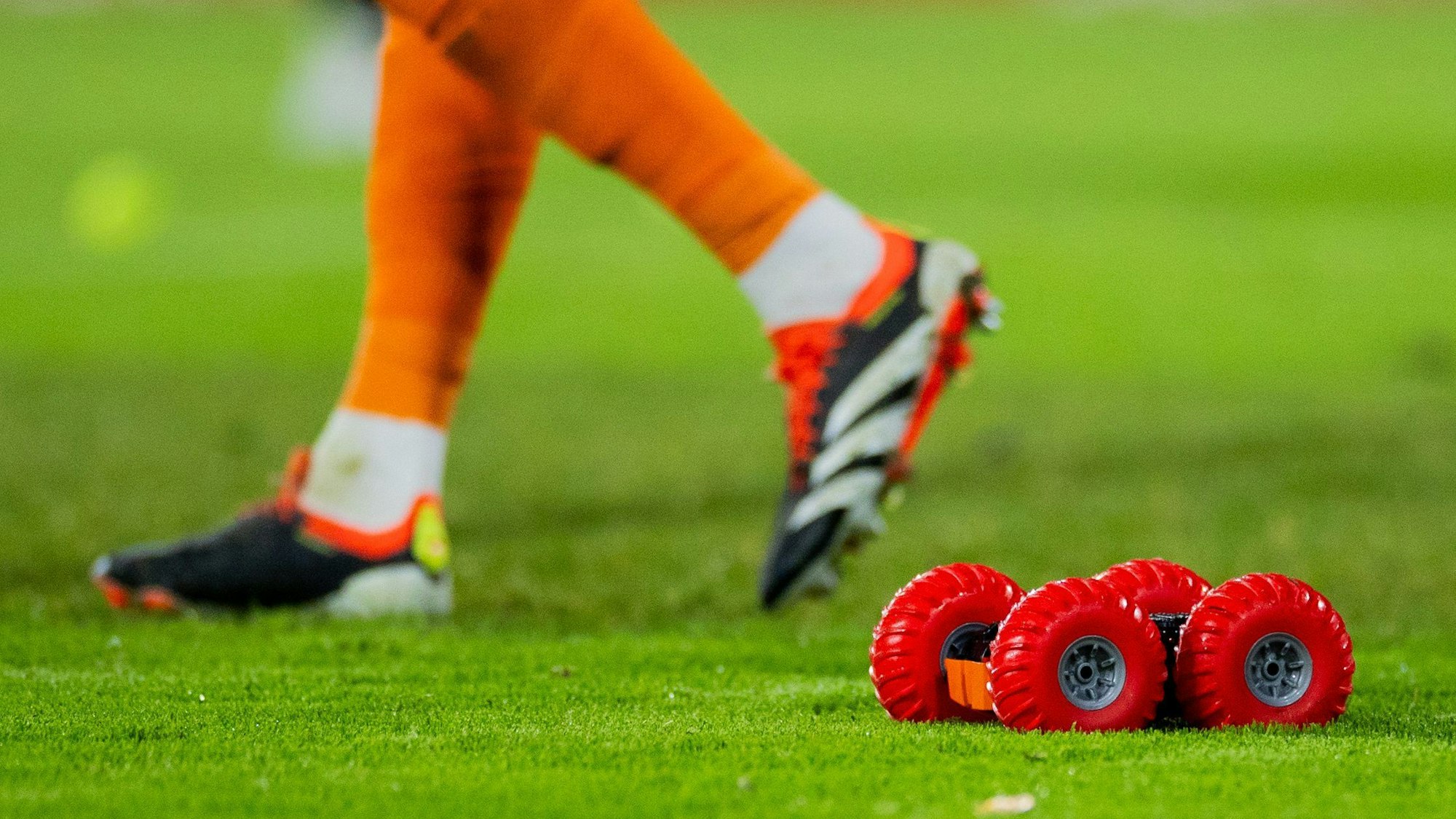 Ein ferngesteuertes Mini-Fahrzeug kurvt beim Heimspiel des 1. FC Köln gegen Werder Bremen durch den Strafraum der Gastmannschaft.