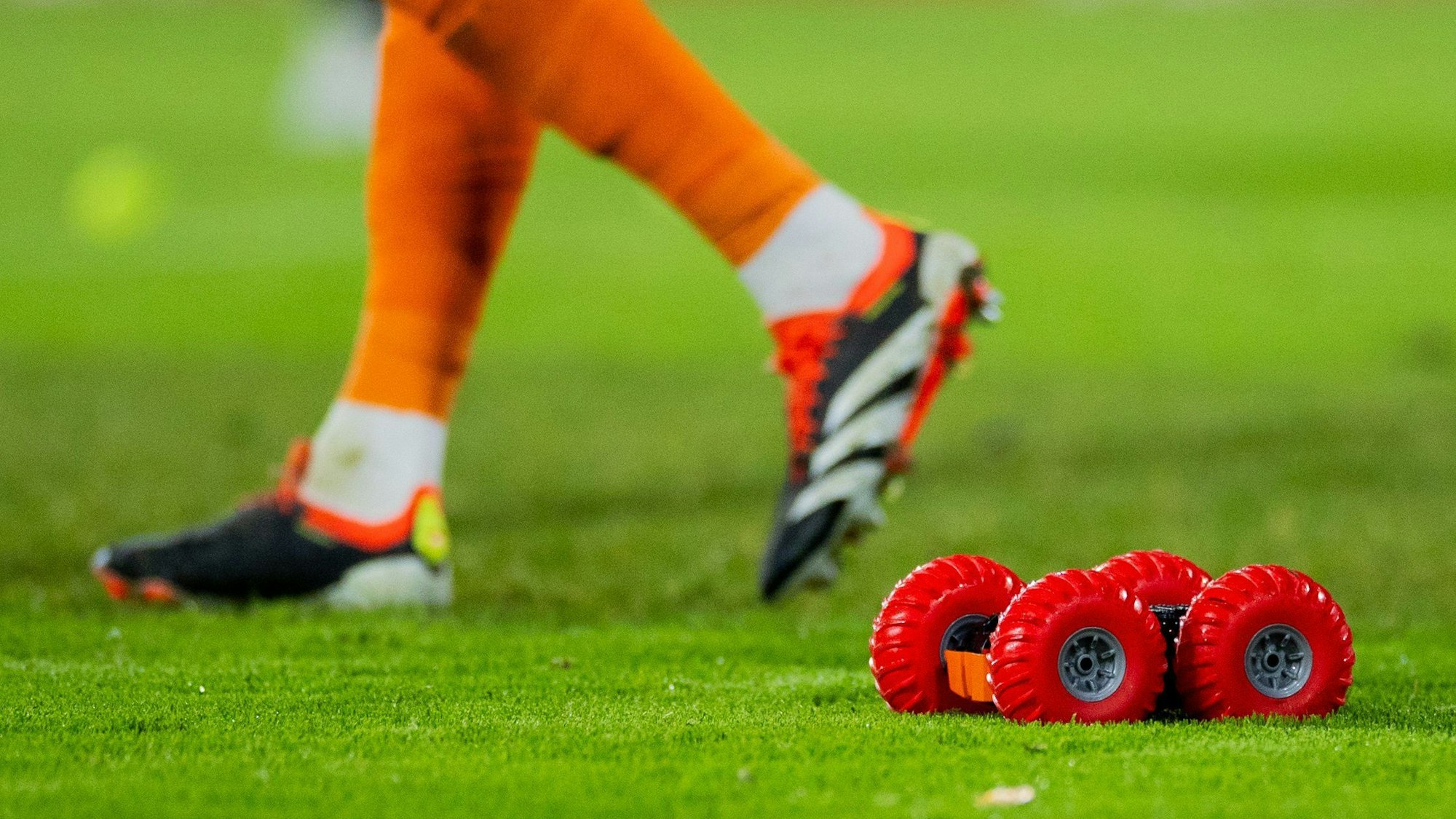 Ferngelenkte Autos fahren auf dem Spielfeld neben Tennisbällen - eine kreative Weise des Protestes