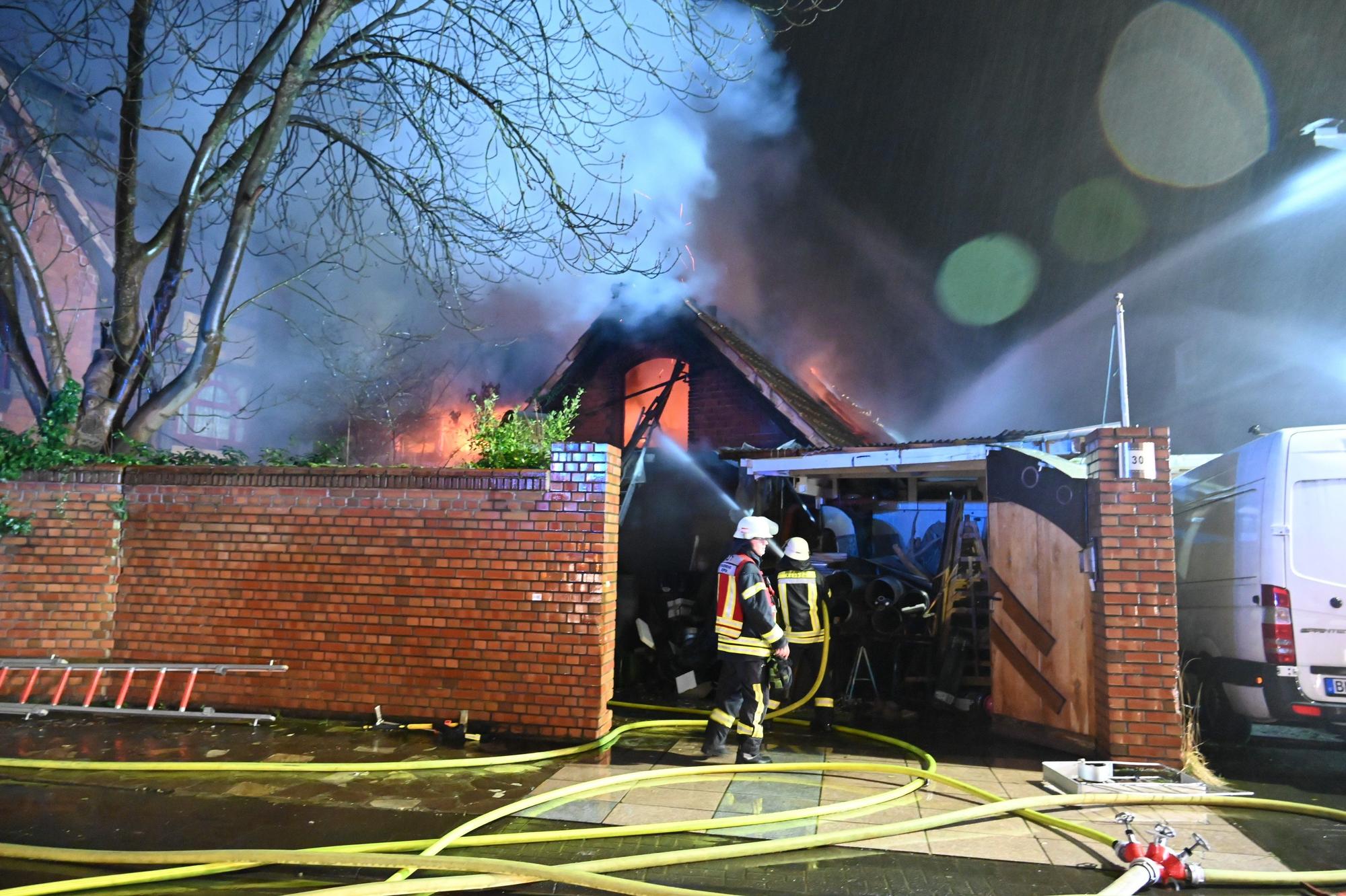 Feuerwehrleute löschen in Kerpen einen brennenden Hausanbau.