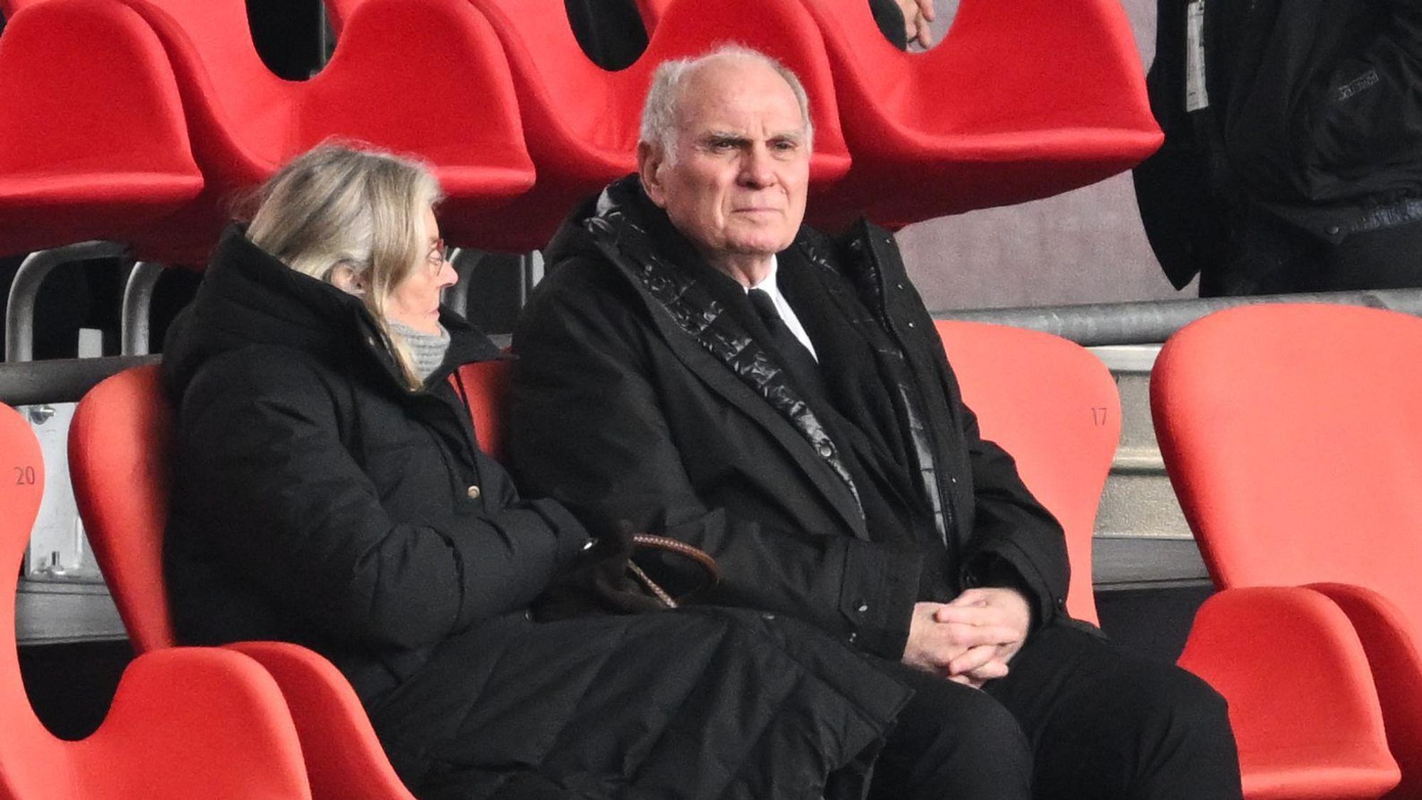 Uli Hoeneß und seine Frau Susanne sitzen auf der Tribüne.