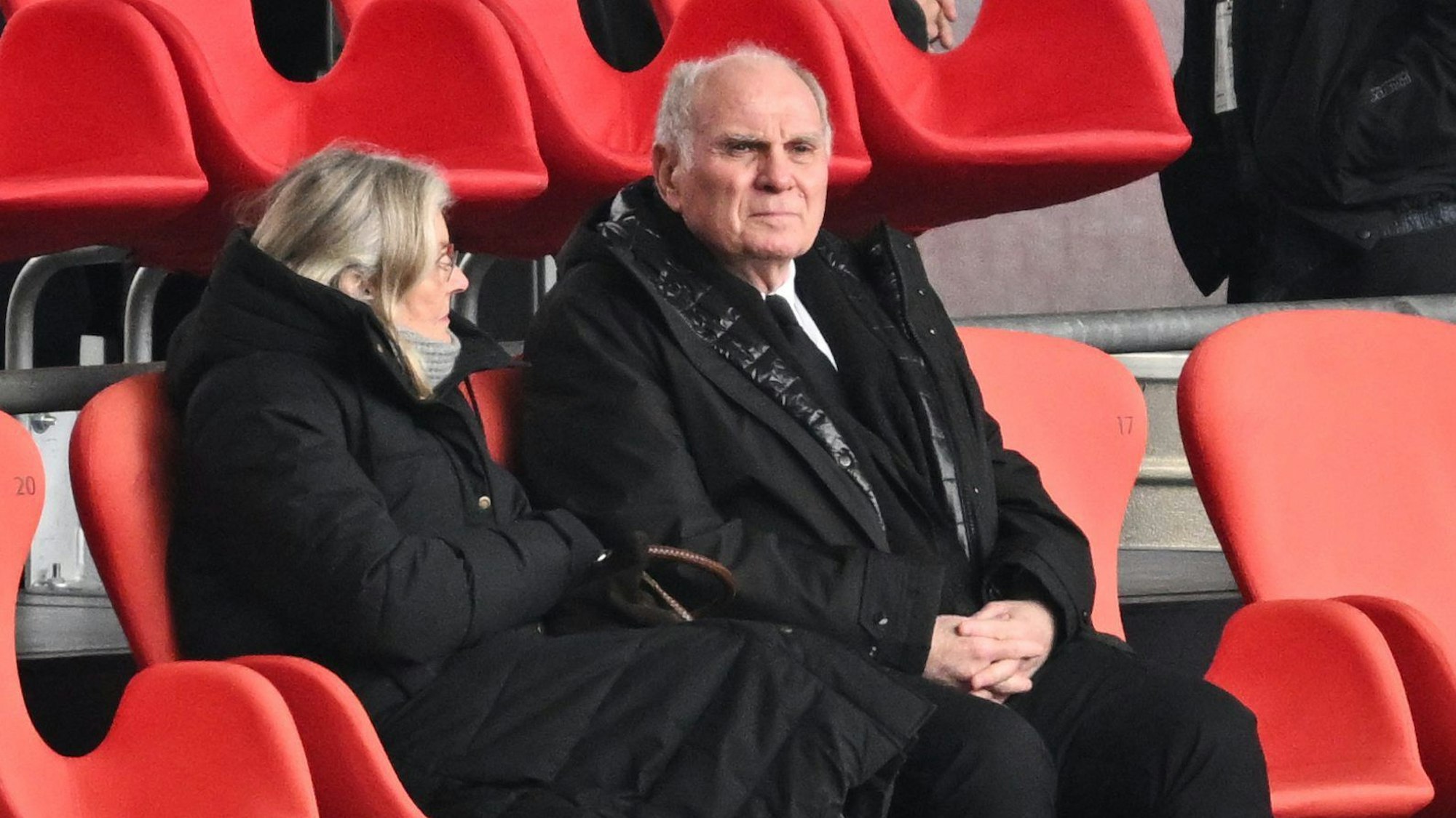 Uli Hoeneß und seine Frau Susanne sitzen auf der Tribüne.