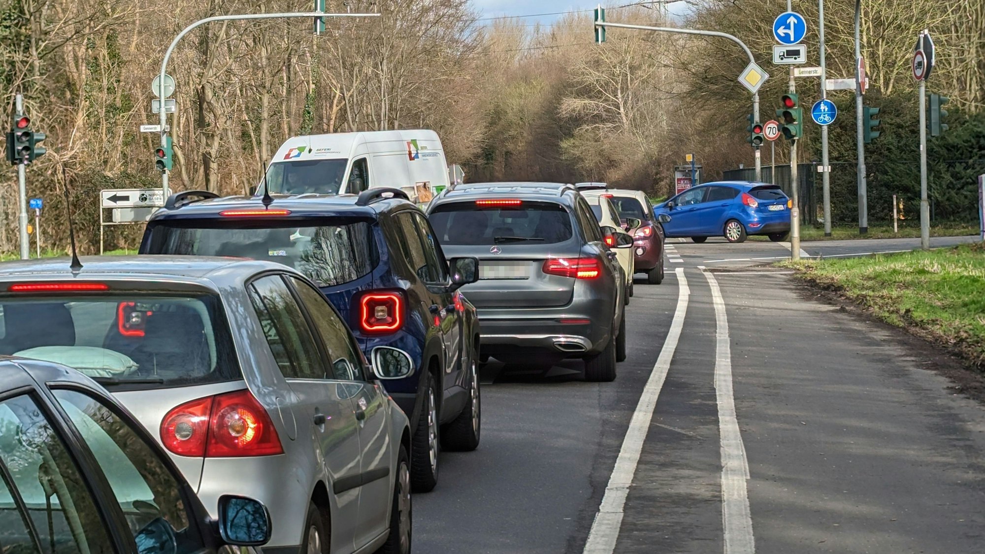 Autos stauen sich vor einer Rotlicht zeigenden Ampel an der Luxemburger Straße.