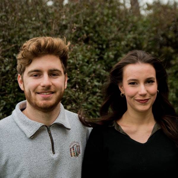 Drei Menschen stehen vor Gebüsch. V.l.n.r.: Luca Kommerell, Dominique Reich, Adrian Moser.