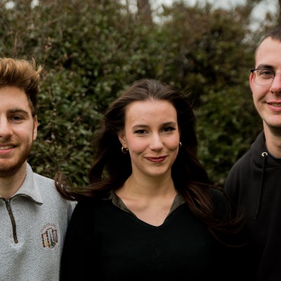 Drei Menschen stehen vor Gebüsch. V.l.n.r.: Luca Kommerell, Dominique Reich, Adrian Moser.