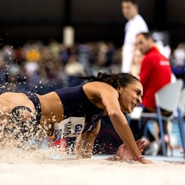 Deutsche Leichtathletik-Hallenmeisterschaften Leipzig, 17.02.2024 Im Sandwirbel: Die frischgebackene Deutsche Meisterin im Dreisprung der Frauen - Jessie Maduka Cologne Athletics Deutsche Leichtathletik-Hallenmeisterschaften am 17.02.2024 in der Quarterback Immobilien Arena in Leipzig Sachsen. *** German Indoor Athletics Championships Leipzig, 17 02 2024 In a swirl of sand The newly crowned German womens triple jump champion Jessie Maduka Cologne Athletics German Indoor Athletics Championships on 17 02 2024 at the Quarterback Immobilien Arena in Leipzig Saxony Copyright: xBEAUTIFULxSPORTS/R.xSchmittx