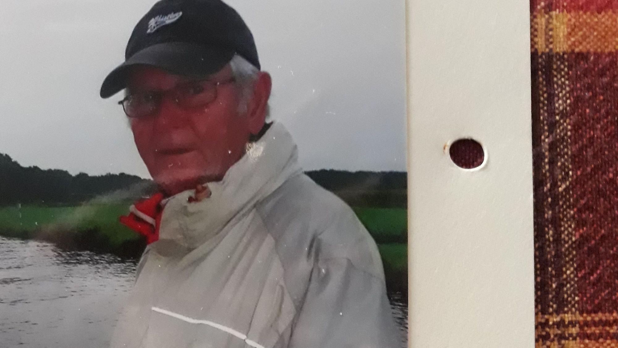 Foto von Henning, der in die Kamera blickt.
