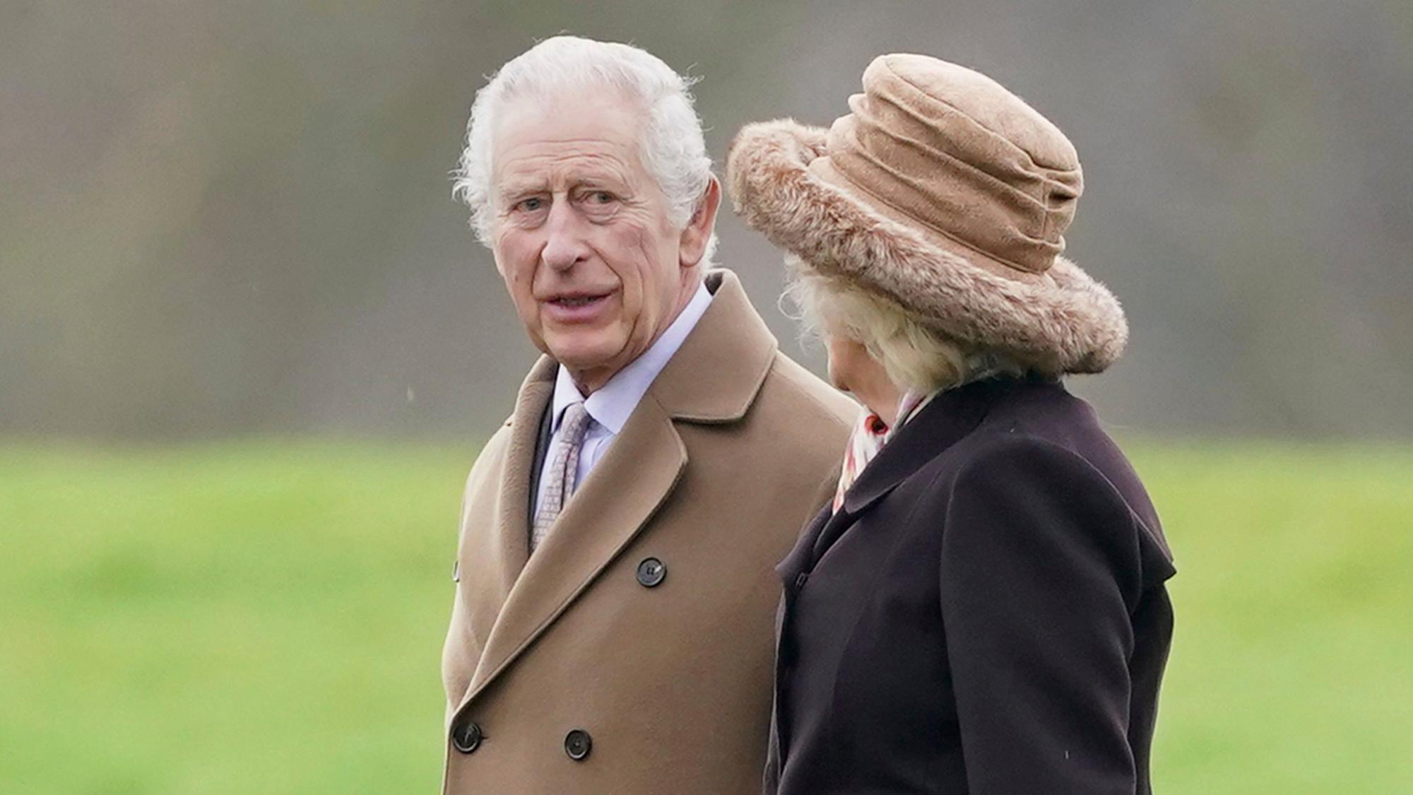 König Charles III, nahm zusammen mit seiner Ehefrau Camilla (r.) am Sonntag am Gottesdienst in der St. Mary Magdalene Kirche in Sandringham teil.