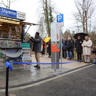 Der Zeitungskiosk stand bis 2021 in Bonn. Nun steht er mit geöffneter Klappe im Freilichtmuseum und bietet einen Blick auf das komplette Inventar.
