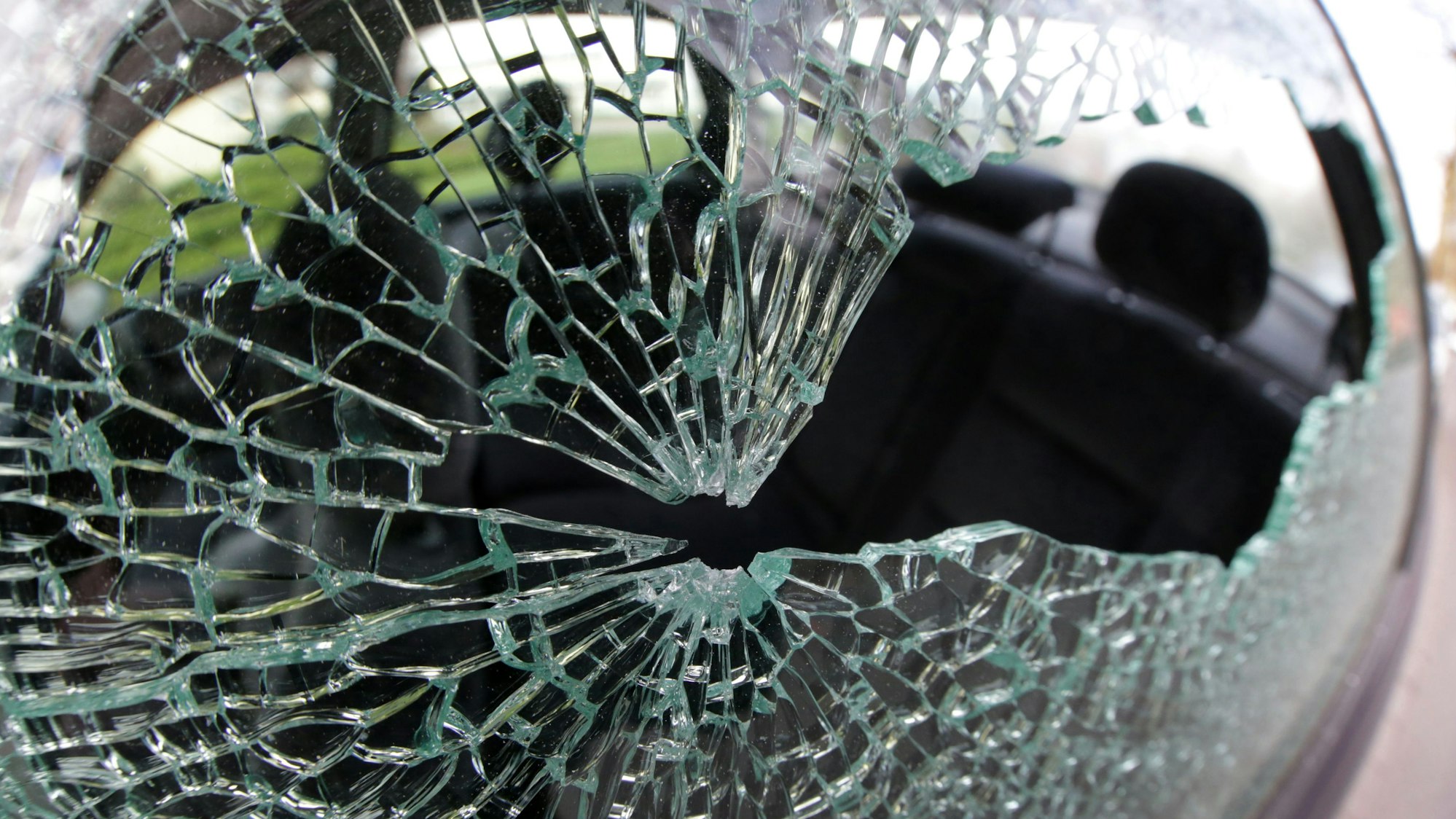 Eine zerstörte Autoscheibe, aufgenommen am 24.03.2014 in Recklinghausen (Nordrhein-Westfalen).