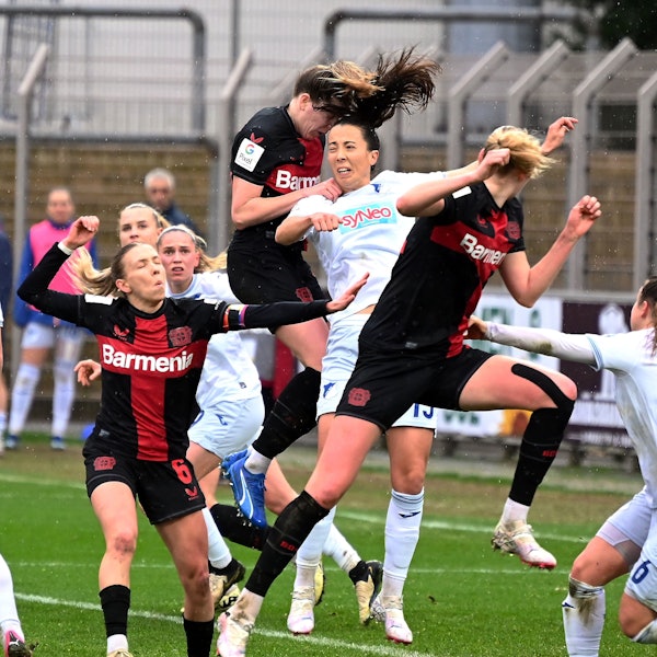18.02.2024, Fussball-Bayer 04 Leverkusen-Hoffenheim
mitte: Synne Skinnes Hansen (Bayer)
links: Elisa Senß (Bayer)
Foto: Uli Herhaus