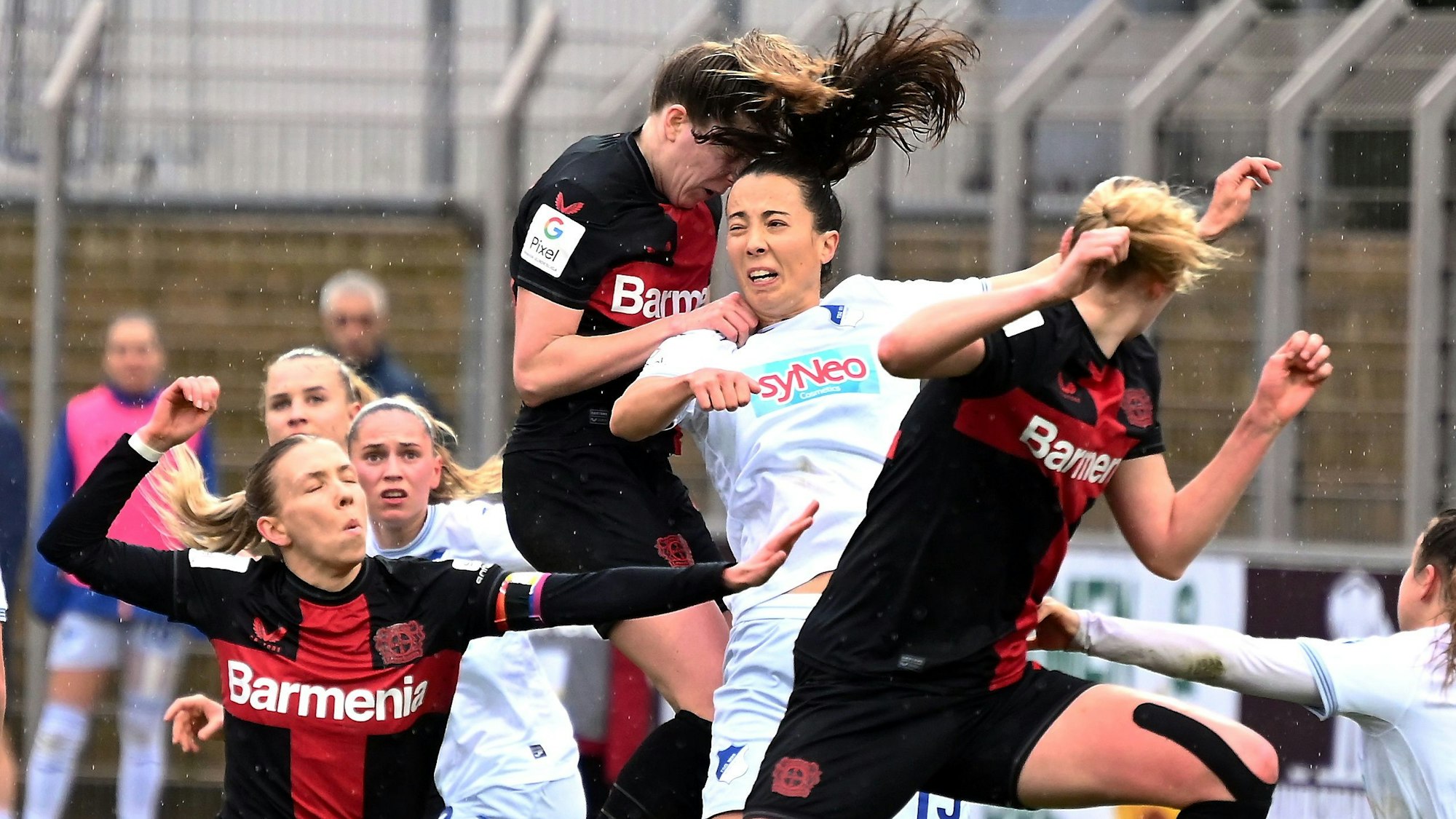18.02.2024, Fussball-Bayer 04 Leverkusen-Hoffenheim
mitte: Synne Skinnes Hansen (Bayer)
links: Elisa Senß (Bayer)
Foto: Uli Herhaus