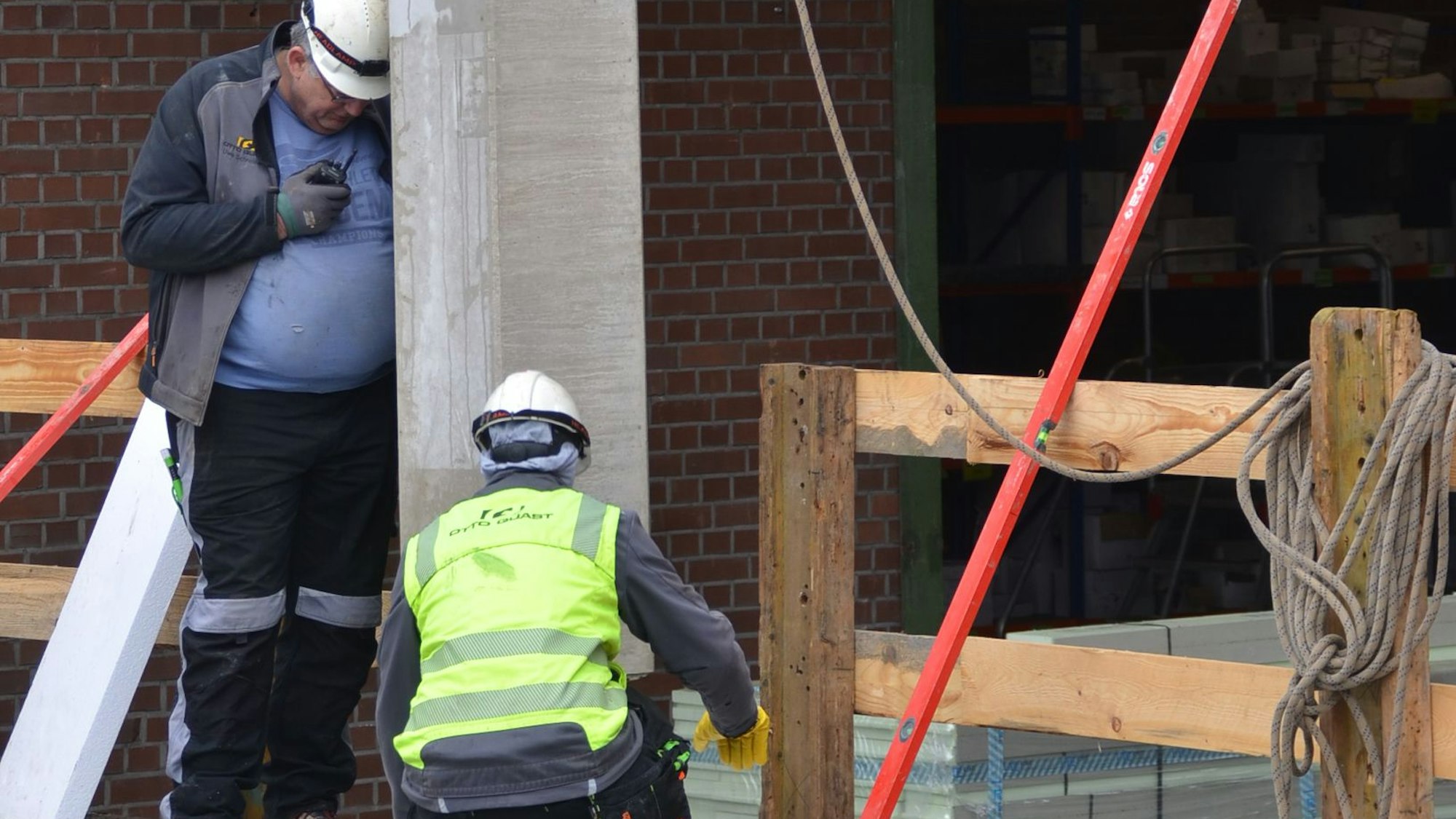 Haben die Betonpfeiler ihr Ziel erreicht, werden sie sofort mit der Bodenplatte der neuen Halle fest verankert.